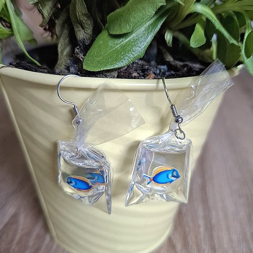 Boucles d'oreilles pendantes poisson bleu dans sa poche d eau