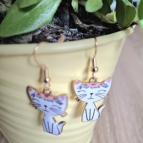 Boucles d'oreilles pendantes petits chats blanc et or
