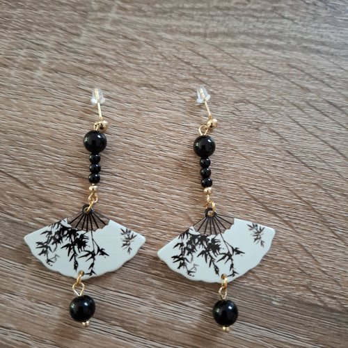 Boucles d'oreilles pendantes éventail noir et blanc