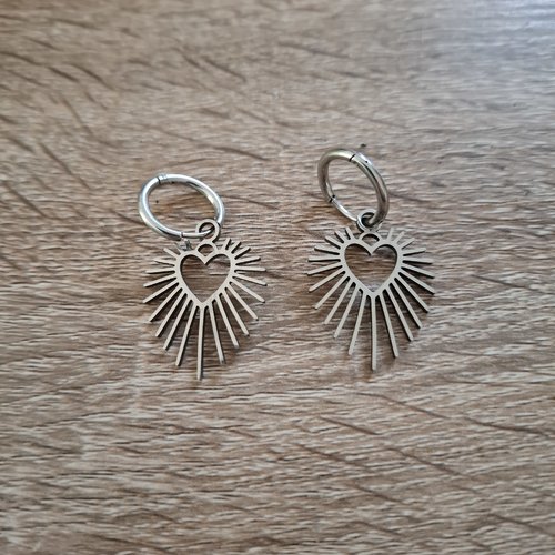 Boucles d'oreilles pendantes cœur dans un soleil