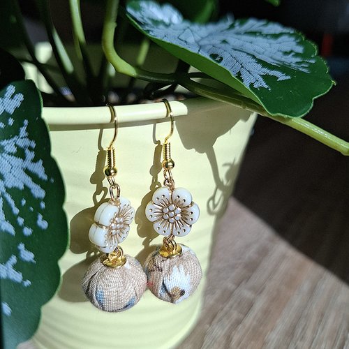 Boucles d'oreilles pendantes perles tissu beige