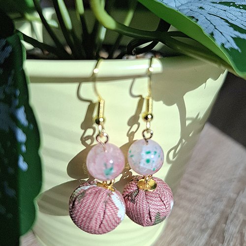 Boucles d'oreilles pendantes perles tissu vert rose