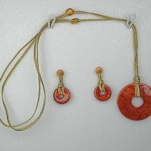 Collier porcelaine  cordon ciré peinture métalisée cercla