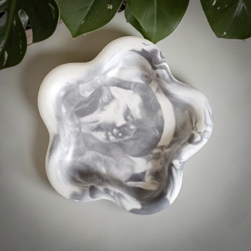 Vide poche fleur artisanal en jesmonite