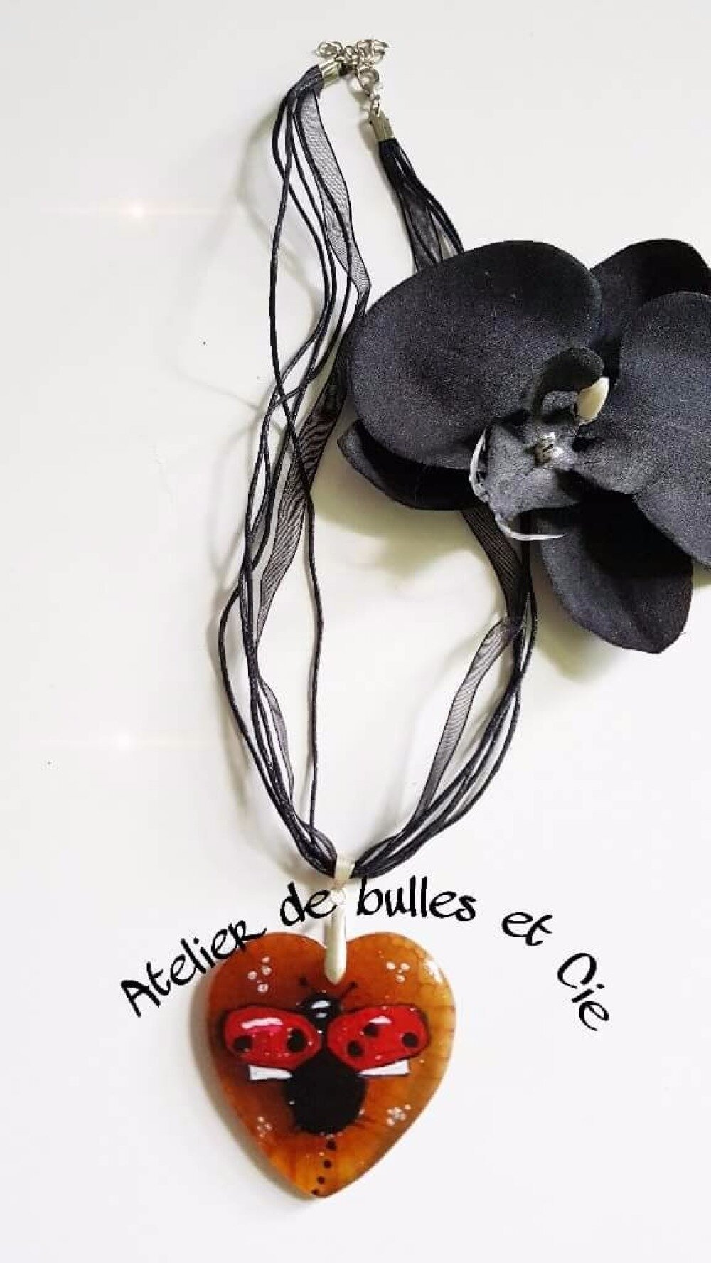 Pierre D Agate Forme Coeur Avec Une Coccinelle Peinte Et Collier Organza Et Fil Coton Un Grand Marche