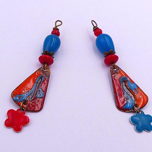 2 pendentifs, cuivre émaillé et verre, breloques fleurs émaillées