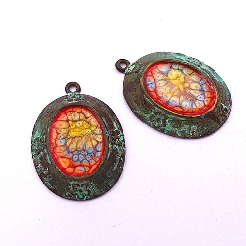 Duo de pendentifs en laiton patiné, peint à la main, création bijoux