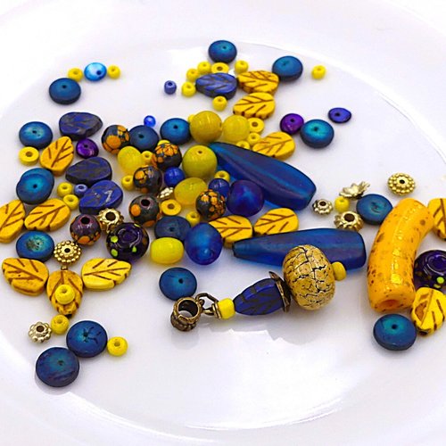 Mélange de 60 perles + 1 pendentif - verre, nacre, acrylique, bois - mélange unique