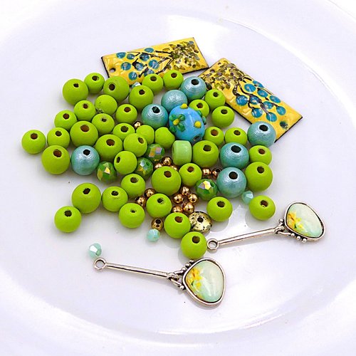 Mélange de 60 perles, dominante verte, bois, pendentif cuivre émaillé, pendentif métal argenté et résine