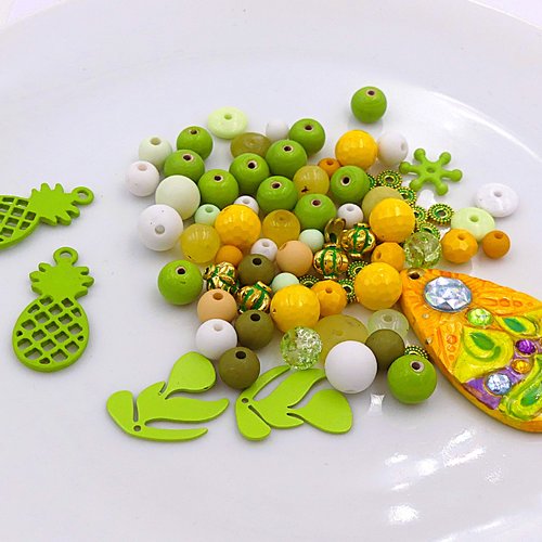 Mélange de 5 pendentifs et 70 perles - verre, acrylique, porcelaine, métal patiné