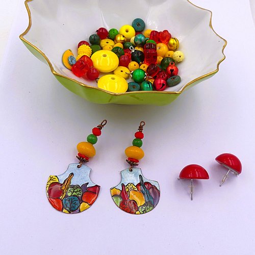 Mélange de 56 perles et pendentifs, cuivre émaillé, céramique, verre, bois, acrylique