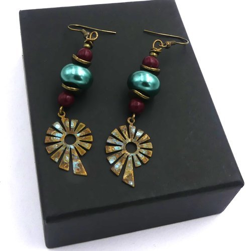Boucles d'oreilles rustiques, perles nacrées vert émeraude, laiton patiné