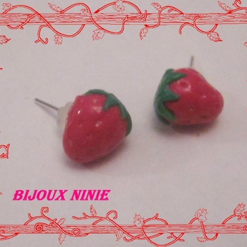 Boucles d'oreilles puces mini fraise en fimo
