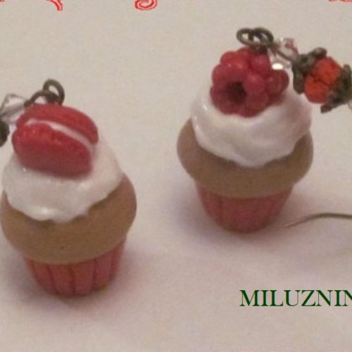 Boucles d'oreilles fantaisie cupcake framboise et macaron en fimo