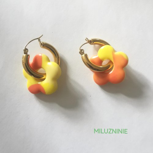 Boucles d'oreilles créoles en acier inoxydable avec pampilles (fleurs) jaune et orange en fimo – faites main & interchangeables