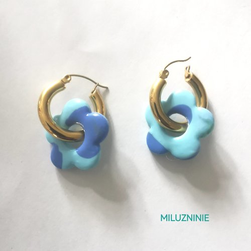 Boucles d'oreilles créoles en acier inoxydable avec pampilles (fleurs) bleu en fimo – faites main & interchangeables