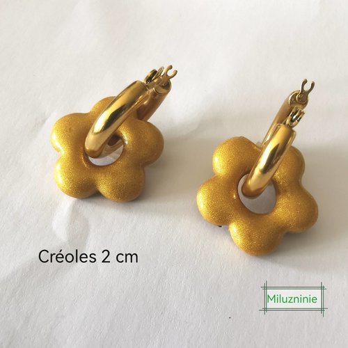 Boucles d’oreilles créoles dorées en acier inoxydable avec pampilles florales en fimo – faites main & interchangeables