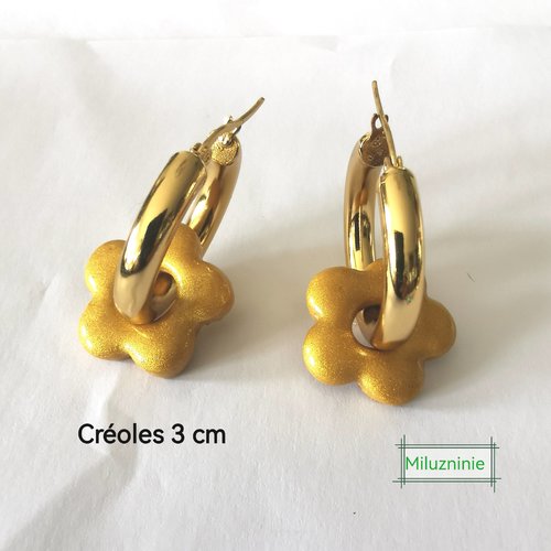 Boucles d’oreilles créoles dorées en acier inoxydable avec pampilles florales en fimo – faites main & interchangeables