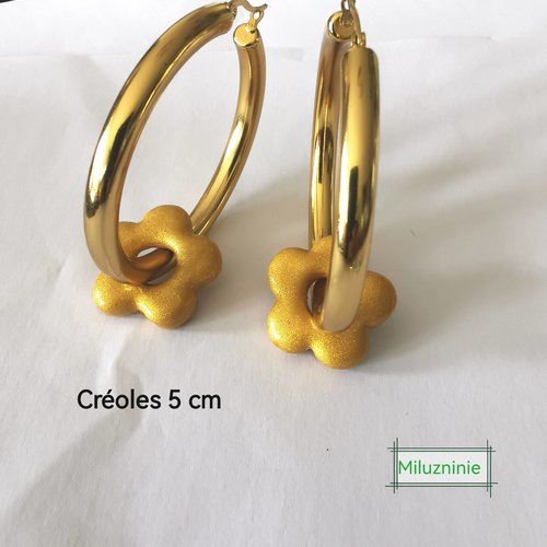 Boucles d’oreilles créoles dorées en acier inoxydable avec pampilles florales en fimo – faites main & interchangeables