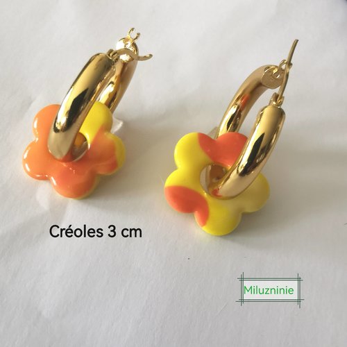 Boucles d'oreilles créoles en acier inoxydable avec pampilles (fleurs) jaune et orange en fimo – faites main & interchangeables