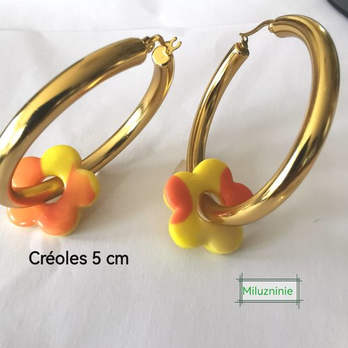 Boucles d'oreilles créoles en acier inoxydable avec pampilles (fleurs) jaune et orange en fimo – faites main & interchangeables