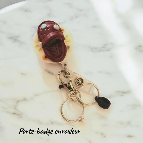 Porte-badge enrouleur avec porte-stylo – décoration crocs couleur bordeaux en fimo