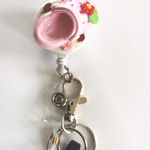 Porte-badge enrouleur avec porte-stylo – décoration crocs rose en fimo