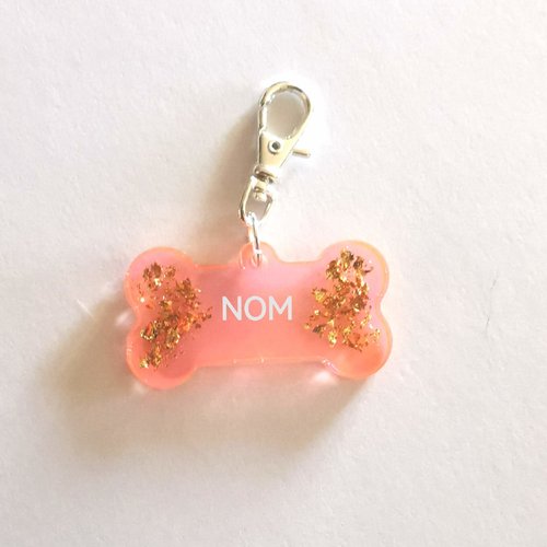 Médaille animaux personnalisée prénom – forme os – résine vert transparent avec feuille d’or – accessoire animal – cadeau uniq