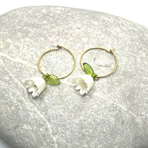 Boucles d’oreilles créoles clochette blanche