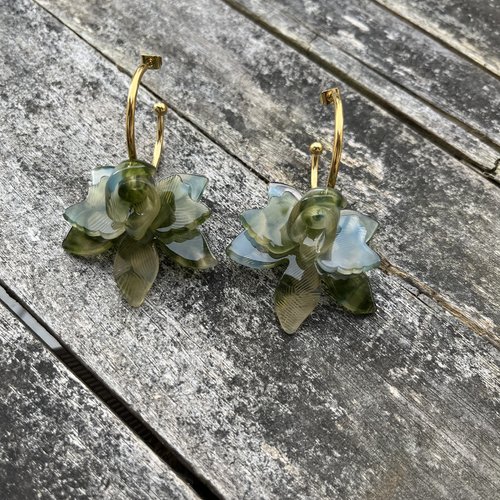 Boucles d’oreilles créoles fleurs marbrée vert.