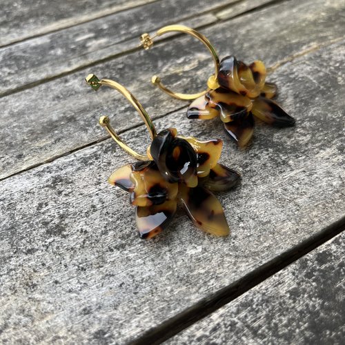 Boucles d’oreilles créoles inox doré, fleurs écaille de tortue