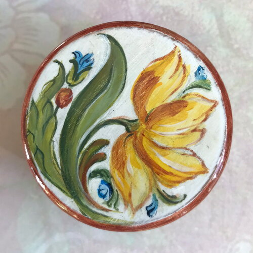 Petite boîte ronde peinte à la main - motif fleur jaune