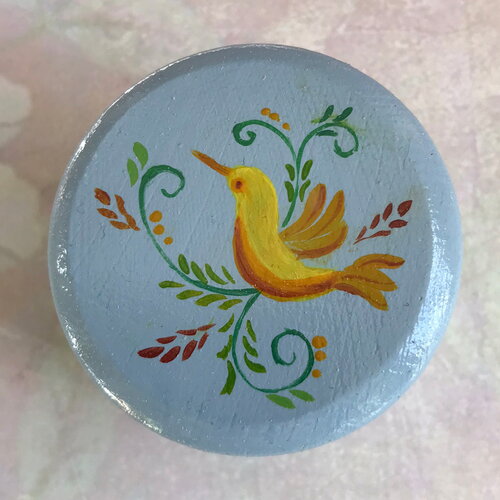 Petite boîte ronde peinte à la main - oiseau naïf