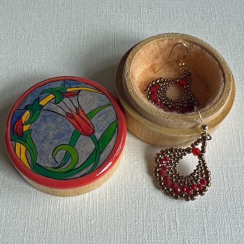 Petite boîte ronde peinte à la main- motif floral (tulipe)