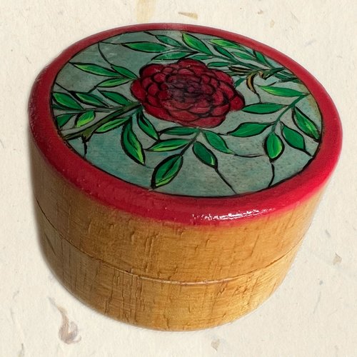 Petite boîte ronde peinte à la main- motif floral (pivoine)