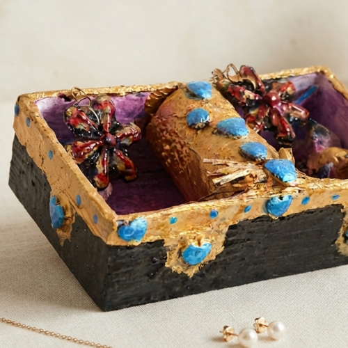 Boîte de rangement artisanale unique - design floral & cœurs