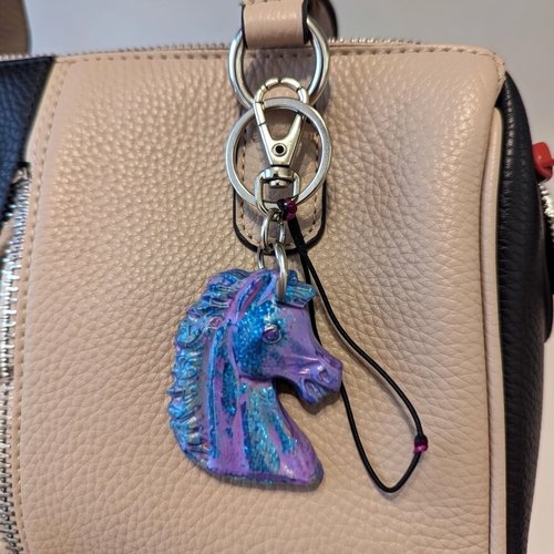 Bijou de sac "étalon galactique" – porte-clé artisanal irisé