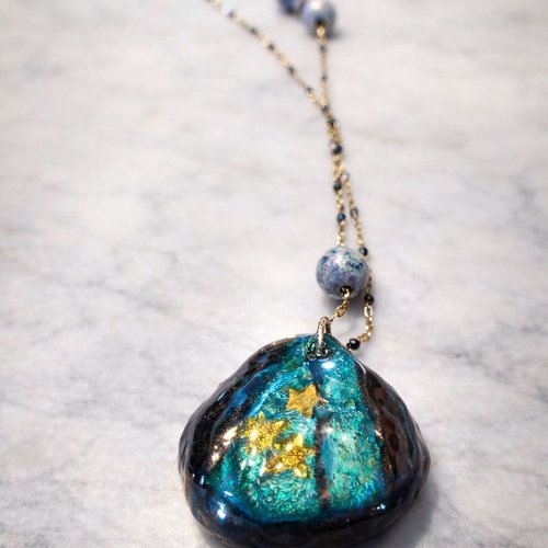 Collier "nuit étoilée" - pendentif galet irisé et perles artisanales