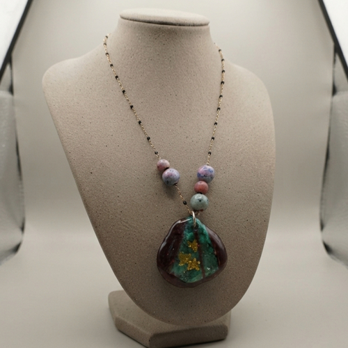 Collier "nuit étoilée" - pendentif galet irisé et perles artisanales