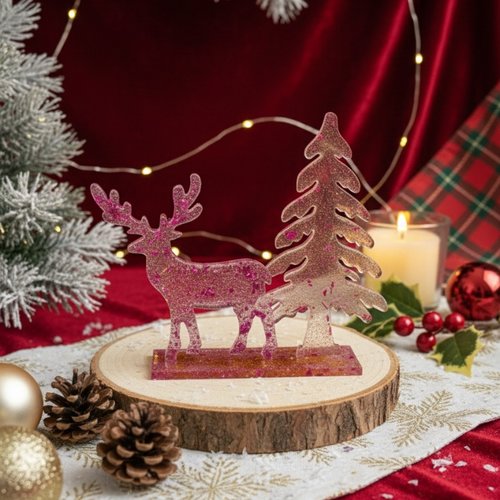 Cerf et sapin scintillant