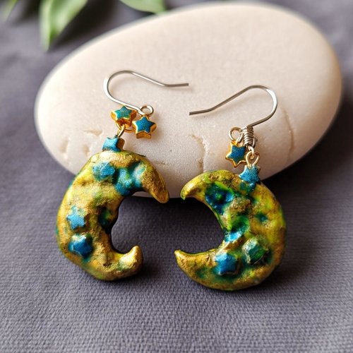 Boucles d'oreilles lunes célestes – doré antique & étoiles émeraude – pièce unique fait main