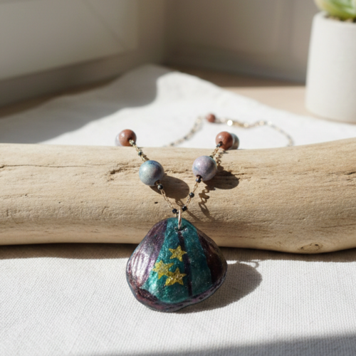 Collier "nuit étoilée" - pendentif galet irisé et perles artisanales