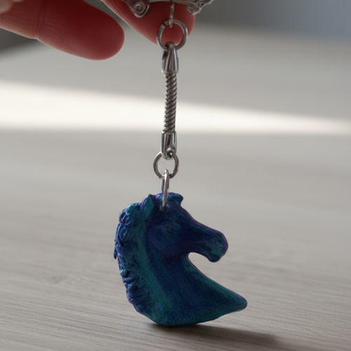 Porte-clé tête de cheval artisanal – bleu irisé et turquoise