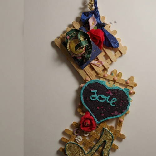 Suspension murale "gala love" en bâtonnets de bois et techniques mixtes - pièce unique