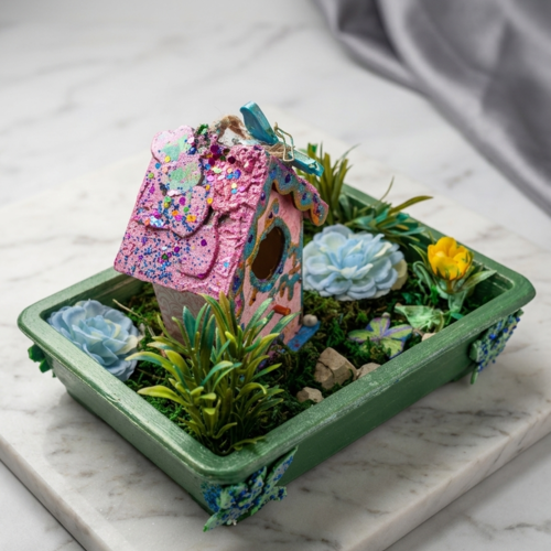 Jardin féérique miniature : nichoir artistique pailleté et ses succulentes