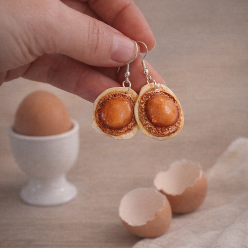 Boucles d’oreilles œufs au plat caramélisés – bijou gourmand fait main