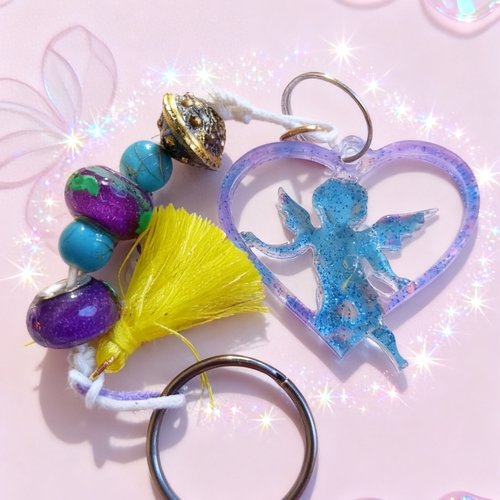 Porte-clés artisanal avec cœur ange pailleté, perles colorées et pompon jaune