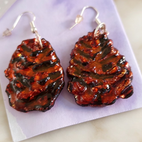 Boucles d’oreilles artisanales effet pomme de pin en résine marbrée