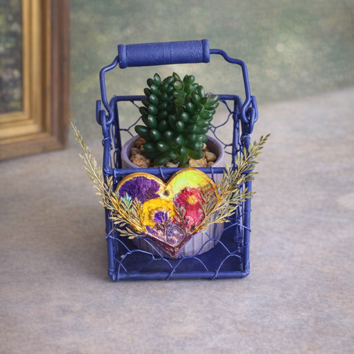 Panier décoratif bleu avec cœur artisanal et plante succulente