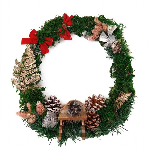 Couronne de noël artisanale et féerique avec mini-traîneau, pommes de pin et feuillage moussé